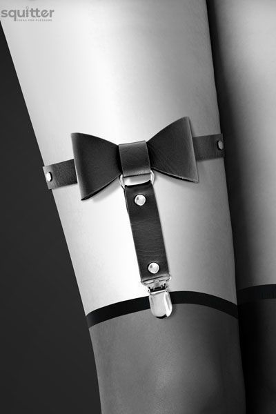 Гартер на ногу Bijoux Pour Toi - WITH BOW Black, сексуальна підв'язка з бантиком, екошкіра SO2220 - онлайн-сексшоп Сквітер
