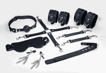 Набор Feral Feelings BDSM Kit 7 Black, наручники, поножи, коннектор, маска, паддл, кляп, зажимы SO8276 - онлайн-сексшоп Сквитер