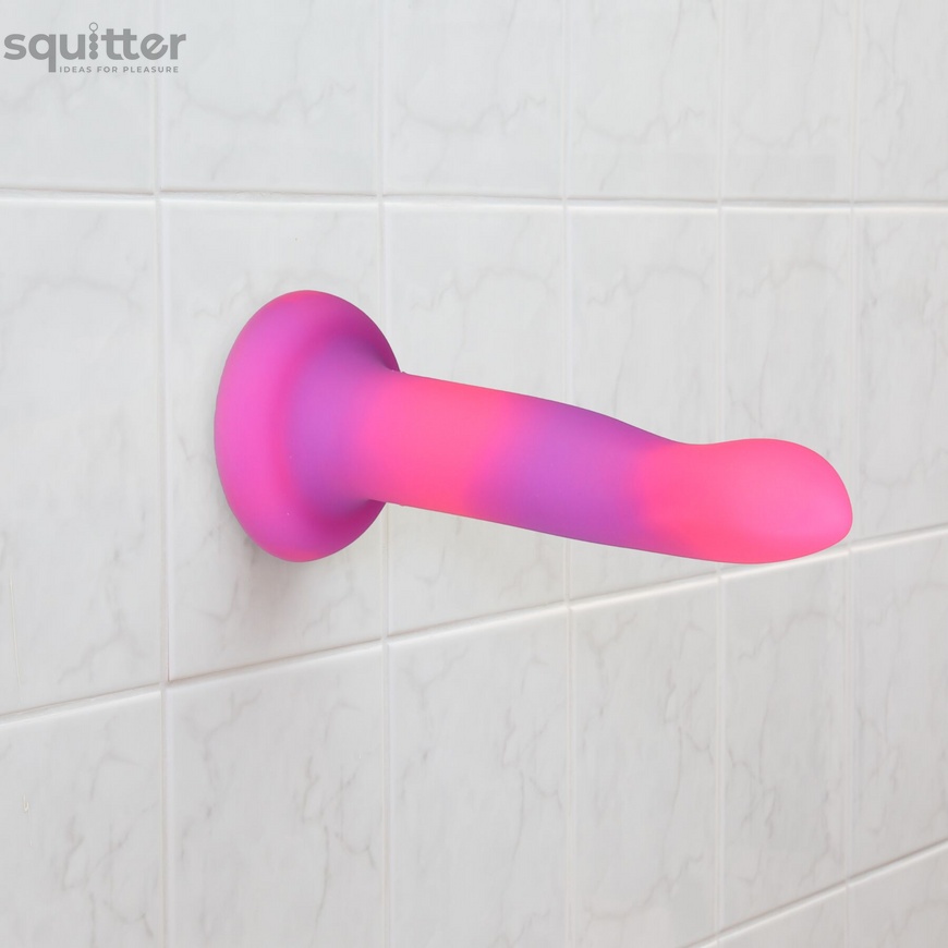 Светящийся в темноте фаллоимитатор ADDICTION Rave 8″ Glow in the Dark Dildo Pink Purple, 20,3 см SO6850 фото