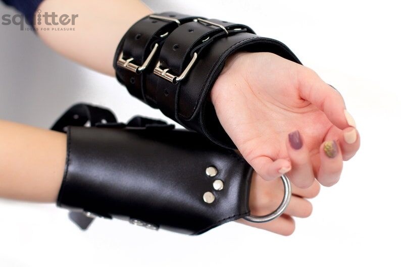 Манжеты для подвеса за руки Kinky Hand Cuffs For Suspension из натуральной кожи, цвет черный SO5183 фото