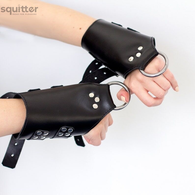 Манжеты для подвеса за руки Kinky Hand Cuffs For Suspension из натуральной кожи, цвет черный SO5183 фото