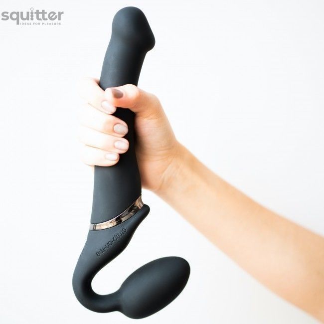 Безремневой страпон с вибрацией Strap-On-Me Vibrating Black M, диаметр 3,3см, пульт ДУ, регулируемый SO3354 - онлайн-сексшоп Сквитер