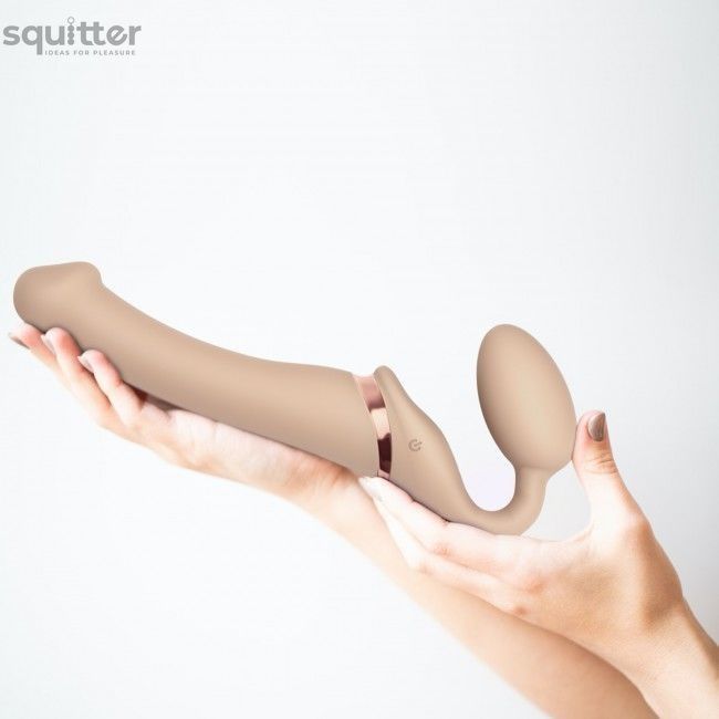 Безремневой страпон с вибрацией Strap-On-Me Vibrating Flesh M, диаметр 3,3см, пульт ДУ, регулируемый SO3355 - онлайн-сексшоп Сквитер