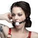 Кляп силіконовий Feral Feelings Silicon Ball Gag Black/White, чорний ремінець, біла кулька SX3979,2 - інтернет-магазин інтимних товарів Squitter