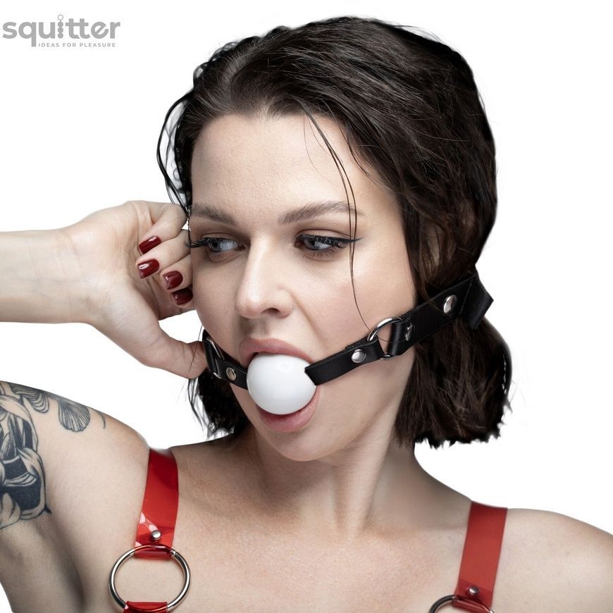 Кляп силіконовий Feral Feelings Silicon Ball Gag Black/White, чорний ремінець, біла кулька SX3979 - онлайн-сексшоп Сквітер